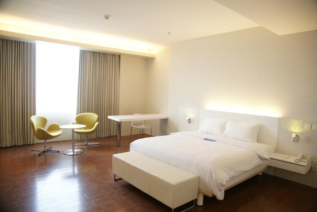 Mercure Surabaya Manyar Exterior foto